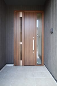 「木目を楽しむ板張り天井の家」玄関【施工事例】