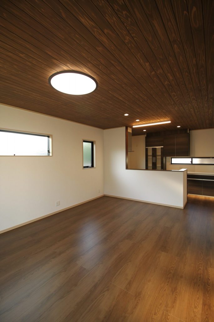 「木目を楽しむ板張り天井の家」LDK-施工事例