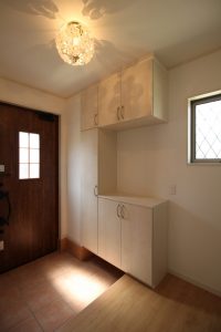 「ブルーがアクセントになる家」玄関ホール【施工事例】