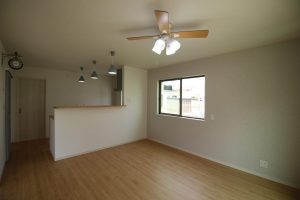 「ブルーがアクセントになる家」LDK【施工事例】