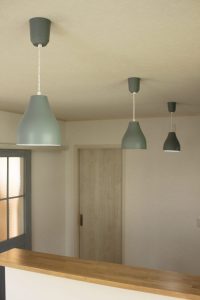 「ブルーがアクセントになる家」ブルーの照明【施工事例】