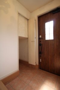 「ブルーがアクセントになる家」土間収納【施工事例】