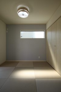 「ブルーがアクセントになる家」和室【施工事例】