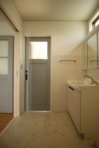 「ブルーがアクセントになる家」洗面所【施工事例】