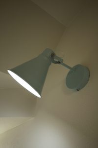 「ブルーがアクセントになる家」ブルーの照明【施工事例】