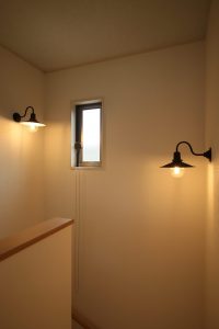 「ブルーがアクセントになる家」階段照明【施工事例】