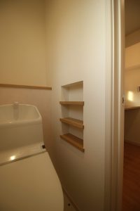 「ブルーがアクセントになる家」トイレ収納【施工事例】