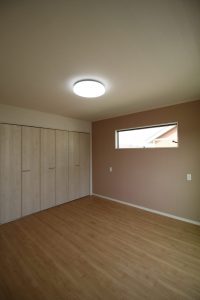 「ブルーがアクセントになる家」寝室【施工事例】