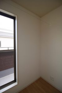 「ブルーがアクセントになる家」物干しリール【施工事例】