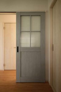 「ブルーがアクセントになる家」ブルーのドア【施工事例】