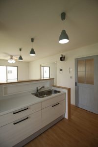 「ブルーがアクセントになる家」キッチン【施工事例】