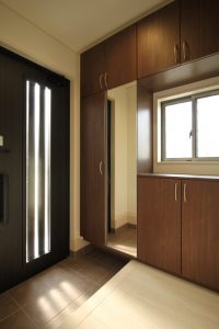 「白とダークブラウンの シンプルハウス」玄関ホール【施工事例】