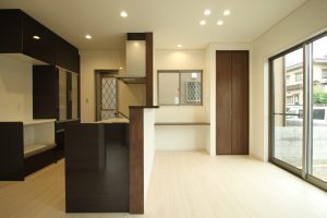 「白とダークブラウンの シンプルハウス」ダイニング【施工事例】