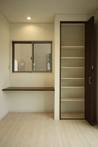 「白とダークブラウンの シンプルハウス」カウンタースペース【施工事例】