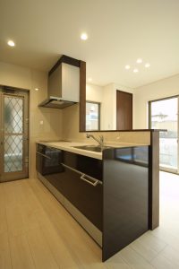 「白とダークブラウンの シンプルハウス」キッチン【施工事例】