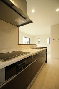 「白とダークブラウンの シンプルハウス」キッチン【施工事例】