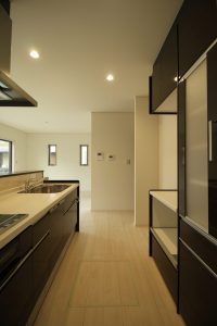 「白とダークブラウンの シンプルハウス」キッチン【施工事例】