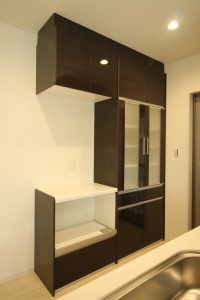 「白とダークブラウンの シンプルハウス」キッチンファニチャー【施工事例】