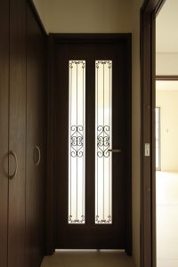 「白とダークブラウンの シンプルハウス」リビングドア【施工事例】