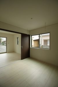 「白とダークブラウンの シンプルハウス」1F洋室【施工事例】