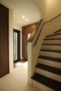 「白とダークブラウンの シンプルハウス」玄関階段【施工事例】