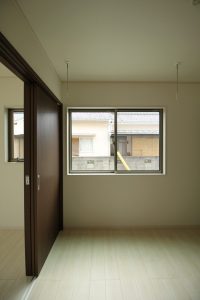 「白とダークブラウンの シンプルハウス」室内物干し【施工事例】