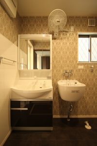 「白とダークブラウンの シンプルハウス」洗面所【施工事例】