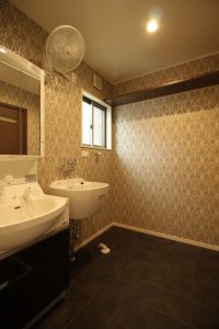 「白とダークブラウンの シンプルハウス」洗面所【施工事例】