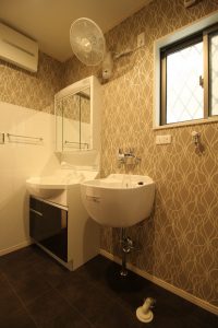 「白とダークブラウンの シンプルハウス」洗面所【施工事例】