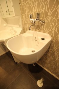 「白とダークブラウンの シンプルハウス」多目的流し【施工事例】