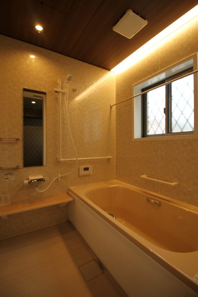 「白とダークブラウンの シンプルハウス」浴室【施工事例】