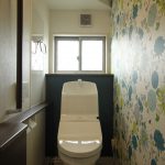 「白とダークブラウンの シンプルハウス」1Fトイレ【施工事例】