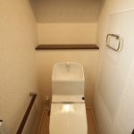 「白とダークブラウンの シンプルハウス」2Fトイレ【施工事例】