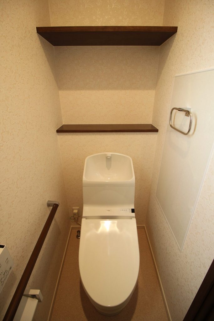 「白とダークブラウンの シンプルハウス」2Fトイレ【施工事例】