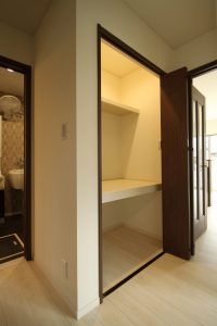 「白とダークブラウンの シンプルハウス」ホール収納【施工事例】