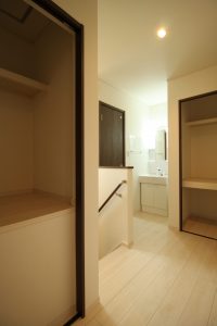 「白とダークブラウンの シンプルハウス」ホール収納【施工事例】