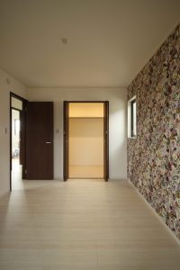 「白とダークブラウンの シンプルハウス」寝室【施工事例】