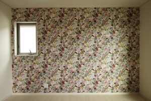 「白とダークブラウンの シンプルハウス」寝室アクセントクロス【施工事例】