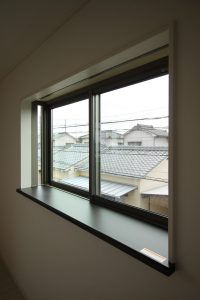 「白とダークブラウンの シンプルハウス」出窓【施工事例】