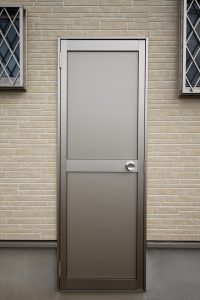 「白とダークブラウンの シンプルハウス」外部収納【施工事例】