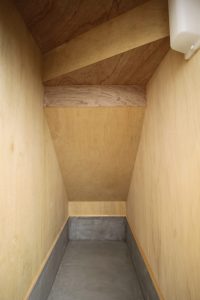 「白とダークブラウンの シンプルハウス」外部収納【施工事例】