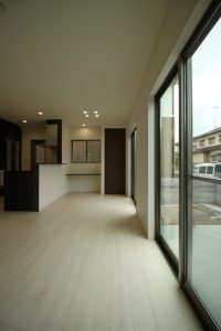 「白とダークブラウンの シンプルハウス」LDK【施工事例】