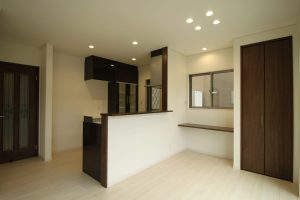 「白とダークブラウンの シンプルハウス」ダイニング【施工事例】