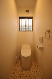 「キューブに見える白い家」1Fトイレ【施工事例】