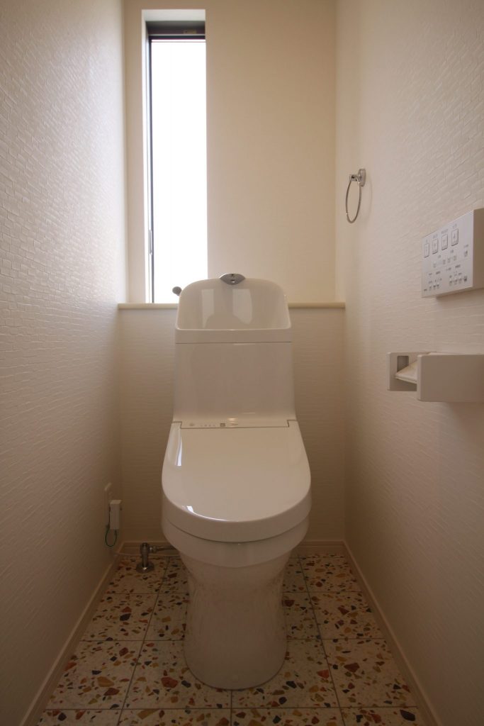 「キューブに見える白い家」2Fトイレ【施工事例】