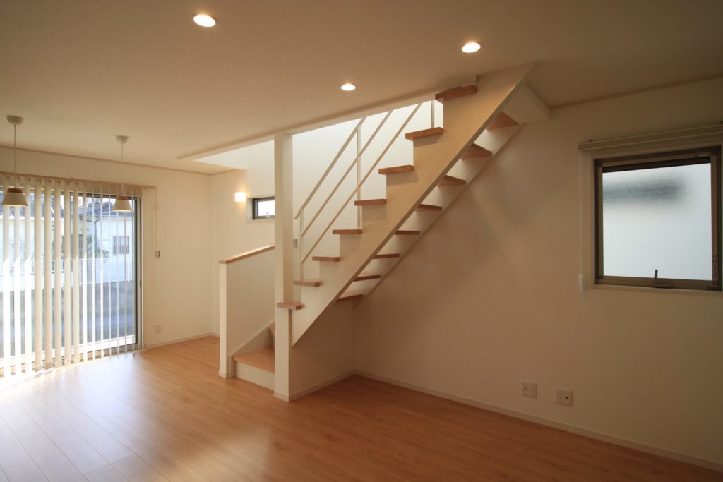 「白いアイアン手すりのオープン階段の家」リビング-施工事例