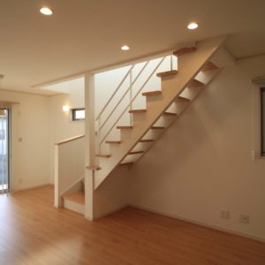 「白いアイアン手すりのオープン階段の家」オープン階段【施工事例】