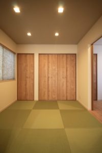 「白いアイアン手すりのオープン階段の家」和室【施工事例】