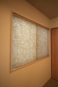 「白いアイアン手すりのオープン階段の家」和室 プリーツスクリーン【施工事例】