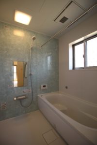 「白いアイアン手すりのオープン階段の家」浴室【施工事例】